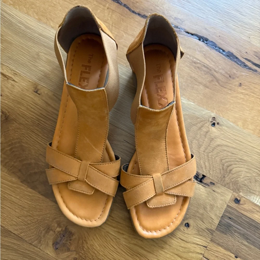 The FLEXX  T Strap Slip On Dark Orange Sandals Size 7.5 - Picture 3 of 6